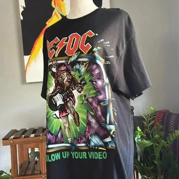 AC/DC Graphic Design T-Shirt - Picture 5 of 7